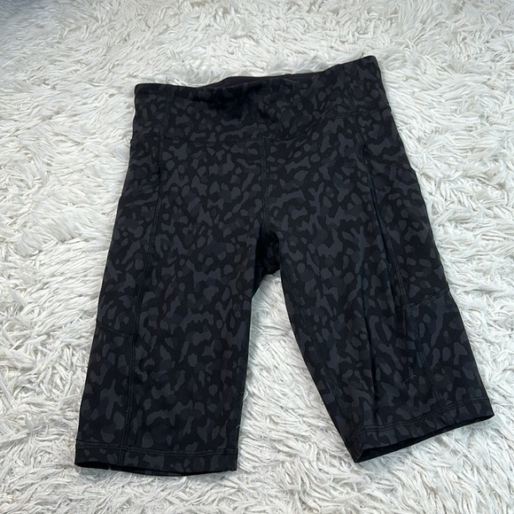 Lululemon Invigorate High-Rise Short 10" Formation Camo Deep Coal Multi - Picture 1 of 7